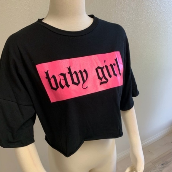 Highlight Tops - Cropped Graphic Elbow Tee
